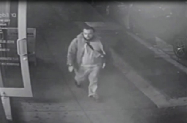 Reprodução de vídeo de câmera de segurança mostra Ahmad Khan Rahami, suspeito ligação com atentados em Nova Jérsei e Nova York (Foto: New Jersey State Police/AP)