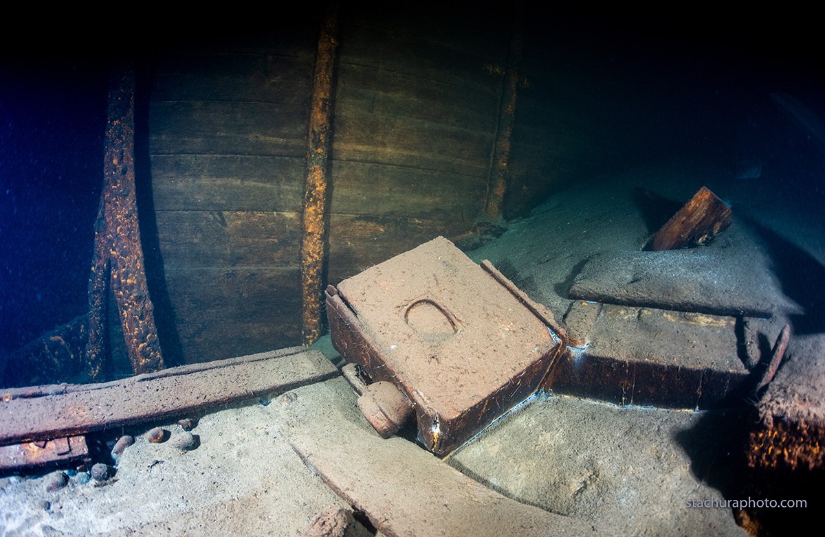 Baús e veículos são encontrados em navio nazista naufragado na Polônia (Foto: Baltictech/Reprodução)