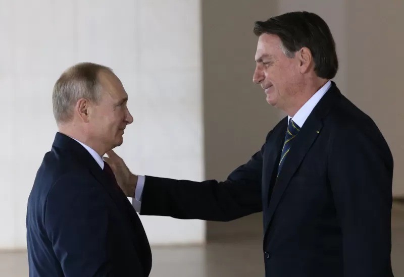 Poucos dias antes da invasão russa à Ucrânia, Bolsonaro fez visita a Putin, na qual elogiou o presidente russo e o chamou de um 'homem de paz' (Foto: GETTY IMAGES via BBC)