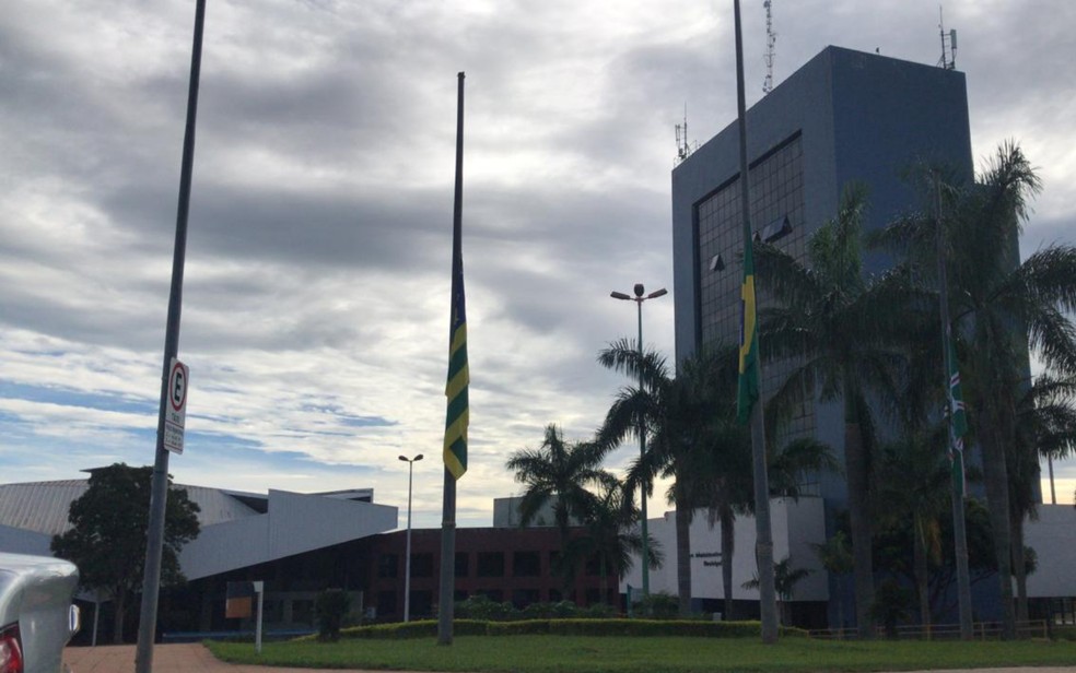 Bandeiras da sede da Prefeitura de Goiânia ficam a meio mastro em homenagem a Maguito Vilela — Foto: Henrique Ramos/TV Anhanguera