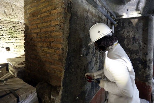 Restauradora trabalha no complexo Domus Aurea, em Roma (Foto: REUTERS/Stefano Rellandini )