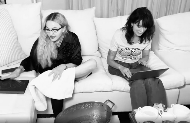 Madonna e Diablo Cody trabalhando no roteiro da cinebiografia da cantora quando o projeto foi anunciando no fim de 2020 (Foto: Instagram)
