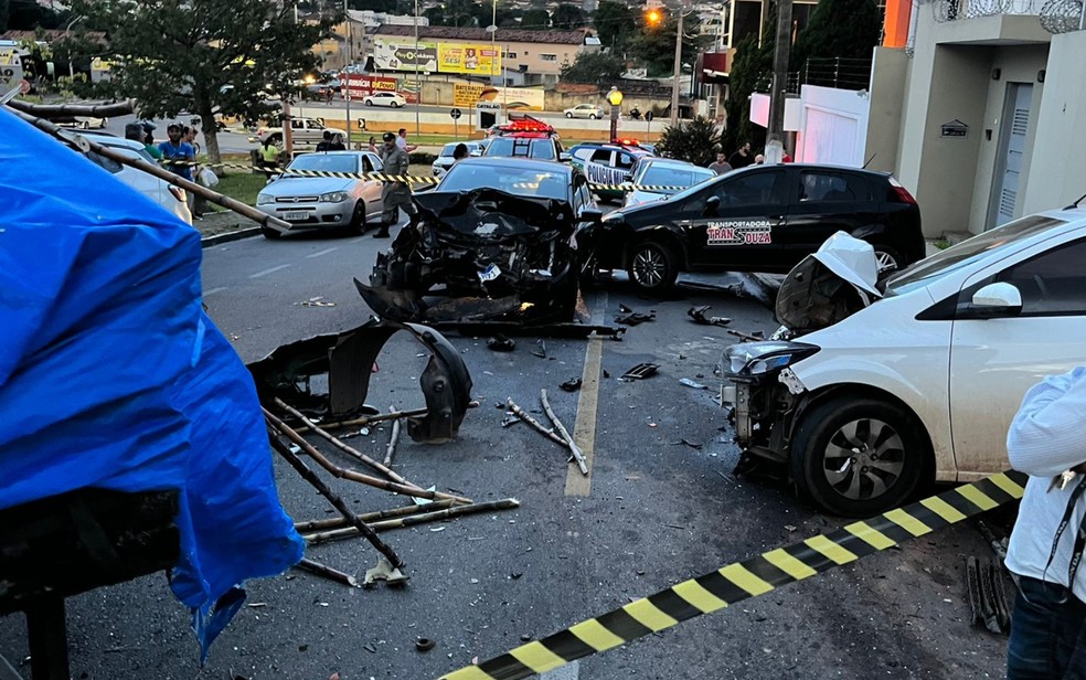 Caminhonete perde o freio e atinge sete carros estacionados, em Catalão, Goiás — Foto: Divulgação/Corpo de Bombeiros