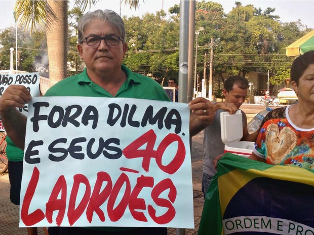 "Fora corrupção, perseguição e mentira", disse o taxista Rui Birico, durante protesto a favor do impeachment em Rio Branco (Foto: Iryá Rodrigues/G1)