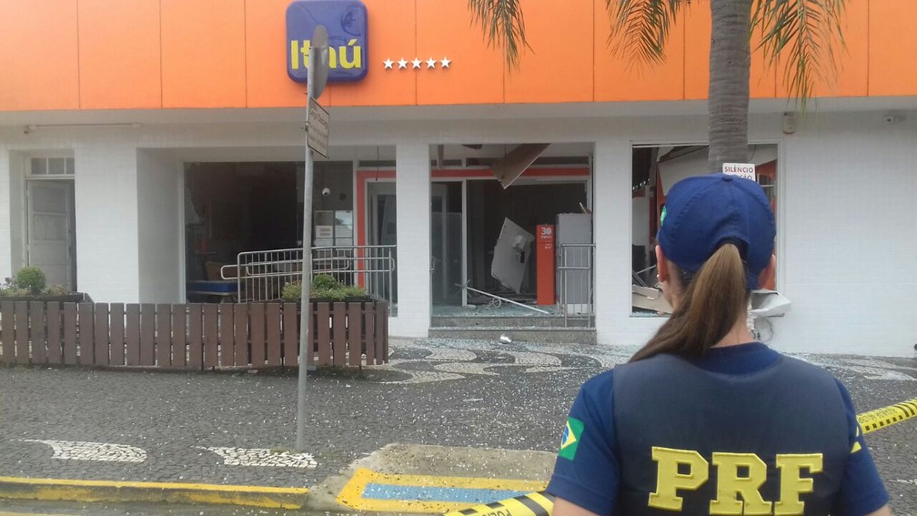 Ao todo, três bancos foram assaltados; entre eles, está o Itaú (Foto: Divulgação/PRF)