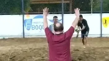 Prefeito cai de cara na areia ao tentar recepcionar bola em jogo de vôlei de praia; vídeo