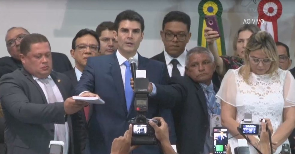 Helder Barbalho tomou posse em cerimônia na Alepa. — Foto: Reprodução/ TV Alepa