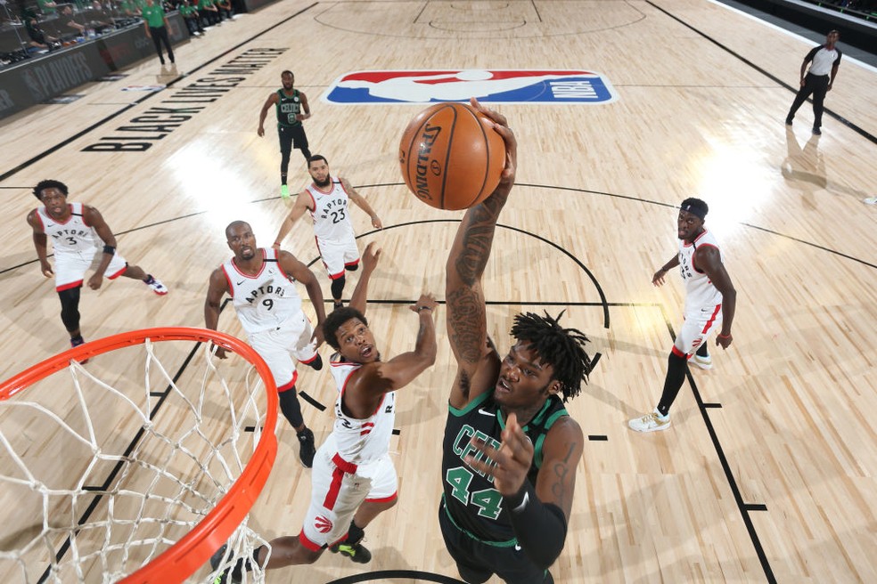Robert Williams III sobe para enterrar para os Celtics — Foto:  David Sherman/NBAE/Getty Images