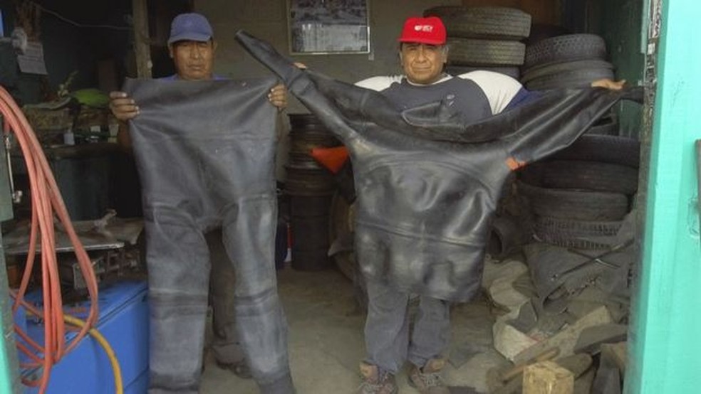 O mergulhador usava um traje feito com borracha de pneu de caminhão  (Foto:  V. M. Vásquez)