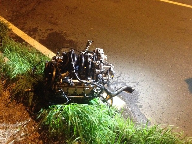 Motor foi arremessado a cerca de 40 metros do local do acidente (Foto: Marcelo Marques/G1 RR)