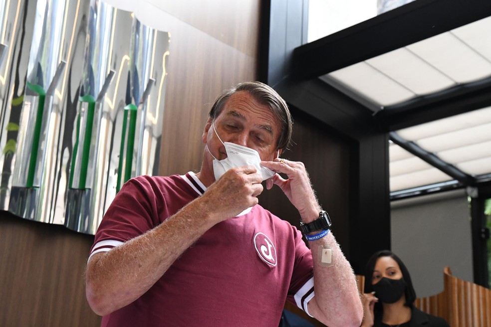 O presidente Jair Bolsonaro durante coletiva de imprensa no hospital Vila Nova Star, em São Paulo, após receber alta no dia 5 de janeiro de 2022 — Foto: André Ribeiro/Futura Press/Estadão Conteúdo