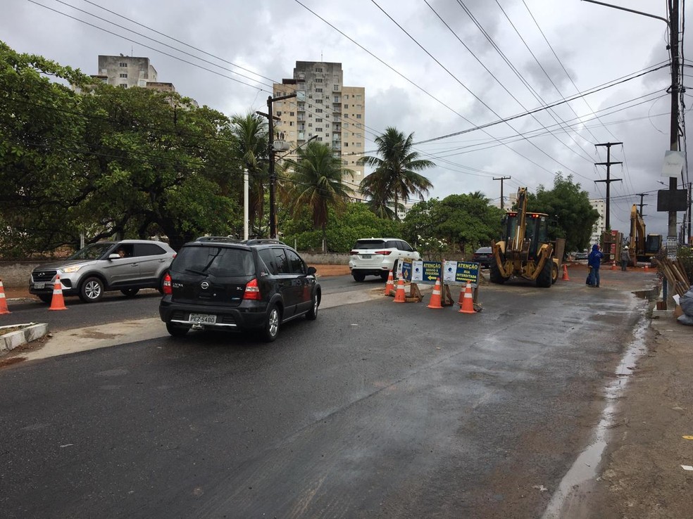 Trecho da Avenida Maria Larcerda Montenegro é interditado para obras de saneamento, na Grande Natal — Foto: Quezia Oliveira/Inter TV Cabugi