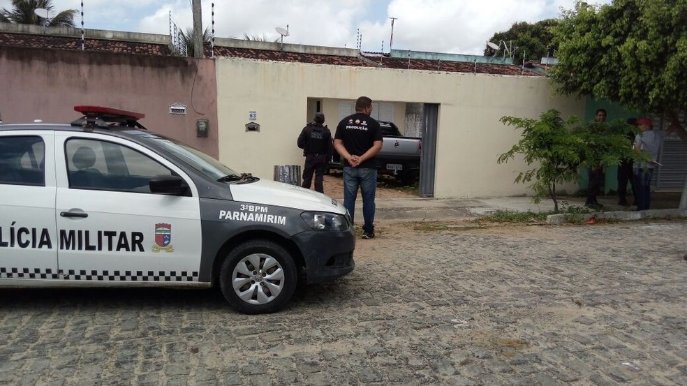 Materiais explosivos, cofre e carros roubados foram encontrados em casa em Parnamirim, RN (Foto: Lamonier Araújo/ Inter TV Cabugi)