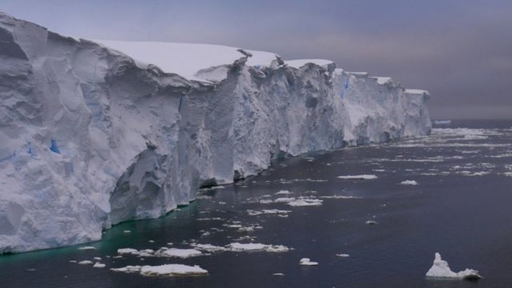 Frente da geleira Thwaites está derretendo — Foto: Rob Larter via BBC