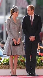 21 de outubro de 2014 - Para sua primeira aparição após o anúncio da gravidez, Kate escolheu um vestido Alexandre McQueen