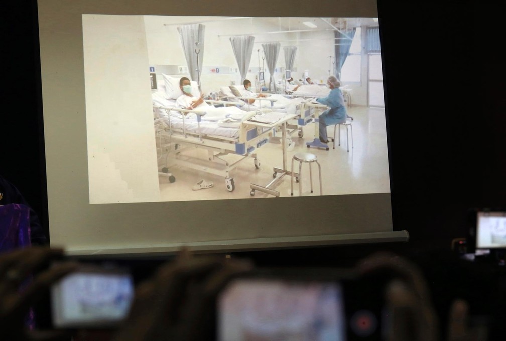 Foto de foto dos meninos resgatados já no hospital (Foto: AP )
