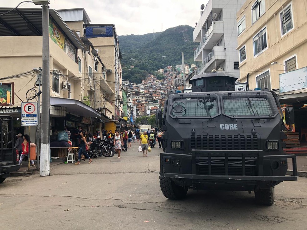 Blindado em entrada da comunidade da Rocinha. Forças de segurança fazem operação no local (Foto: Carlos Brito/ G1)