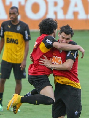 Luan brinca com Tiago durante treino do Atlético-MG (Foto: Bruno Cantini / Atlético-MG)