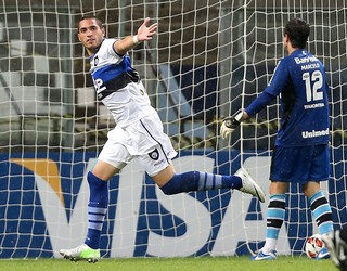 Braian Rodriguez comemora gol do  Huachipato sobre o grêmio (Foto: AFP)