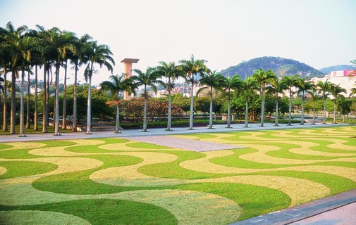 Os jardins do Museu de Arte Moderna do Rio de Janeiro, de 1954, foi concebido a partir da materialização das formas geométricas e o emprego de elementos da natureza