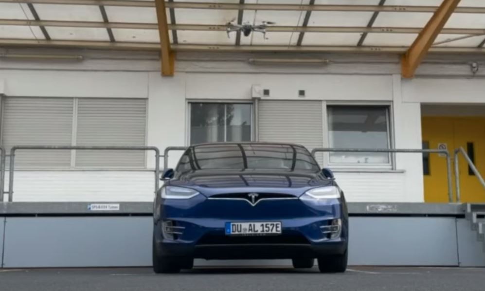 Especialistas usam drone para invadir sistema de carro da Tesla vulnerável a ataque por Wi-Fi thumbnail