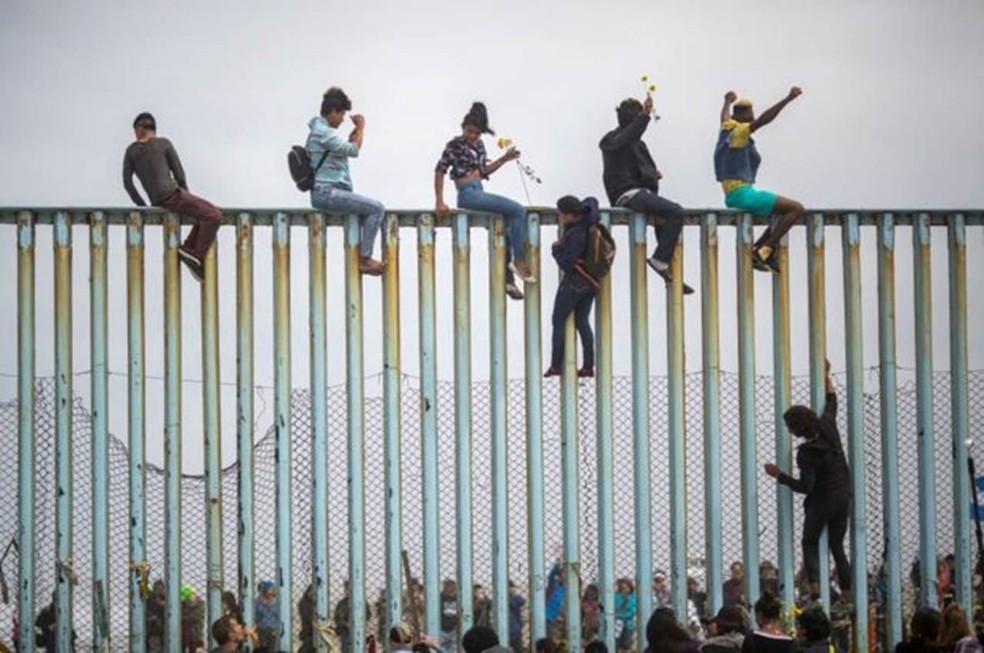 Cerca que demarca a fronteira entre o México e os EUA: Autoridades americanas têm ameaçado prender quem tentar atravessar de forma ilegal (Foto: Getty Images)