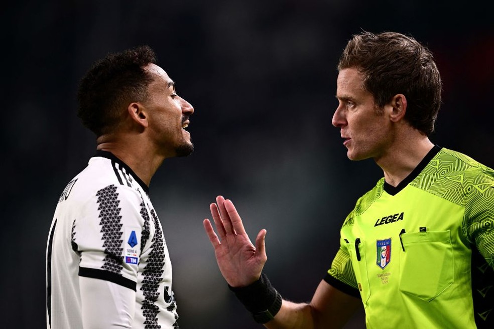 Danilo, da Juventus, em reclamação com árbitro italiano — Foto: Getty Images