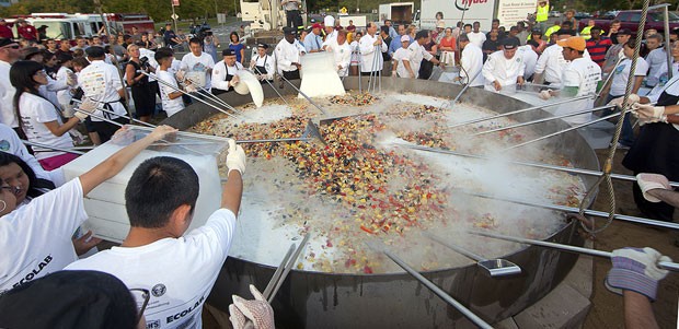 Cozinheiros prepararam ensopado de frutos do mar de 3.019 quilos. (Foto: John Solem/AP)