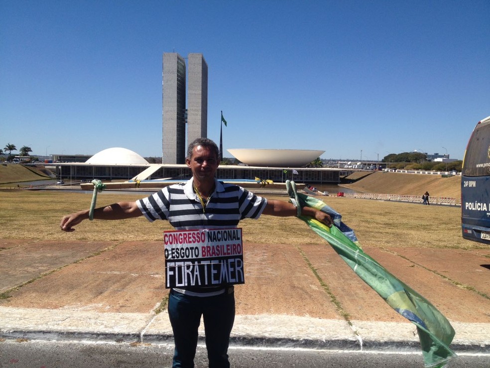 André Rouglas protestava na área do Congresso contra o presidente Michel Temer. Minutos depois, PM pediu para ele se retirar do local (Foto: Bianca Marinho/G1)