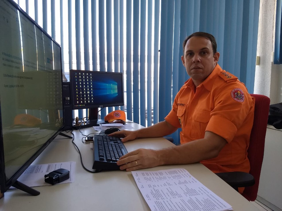 Major José Constantino faz alerta sobre importância de estar regularizado diante dos bombeiros — Foto: Diêgo Holanda/G1