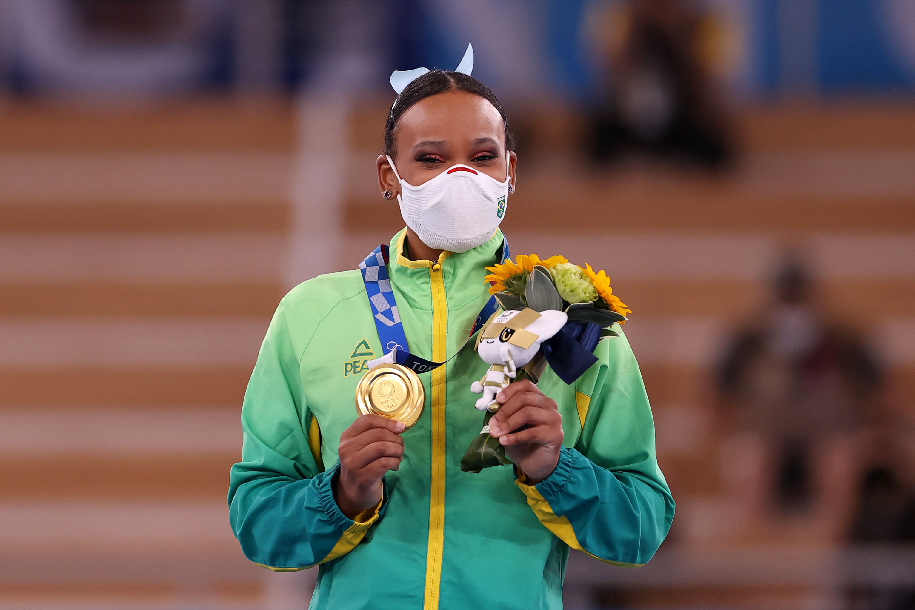 TOKYO, JAPAN - AUGUST 01: Rebeca Andrade of Team Brazil poses with the gold medal during the Women's Vault Final medal ceremony on day nine of the Tokyo 2020 Olympic Games at Ariake Gymnastics Centre on August 01, 2021 in Tokyo, Japan. (Photo by Laurence  (Foto: Getty Images)