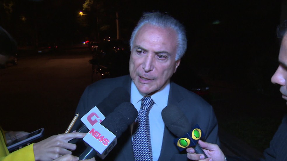 Temer durante entrevista na porta de casa nesta quarta (8) — Foto: Reprodução/TV Globo