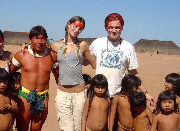 Gisele Bundchen e Leonardo DiCaprio visitaram o Parque Indígena do Xingu em 2004 (Foto: Getty Images)