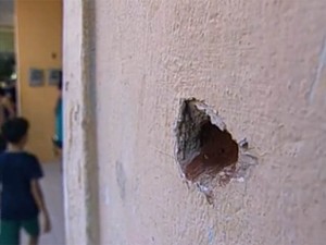 Marcas de tiros ficaram nas paredes do comércio em Princesa Isabel durante assalto em 2013 (Foto: Reprodução / TV Cabo Branco)