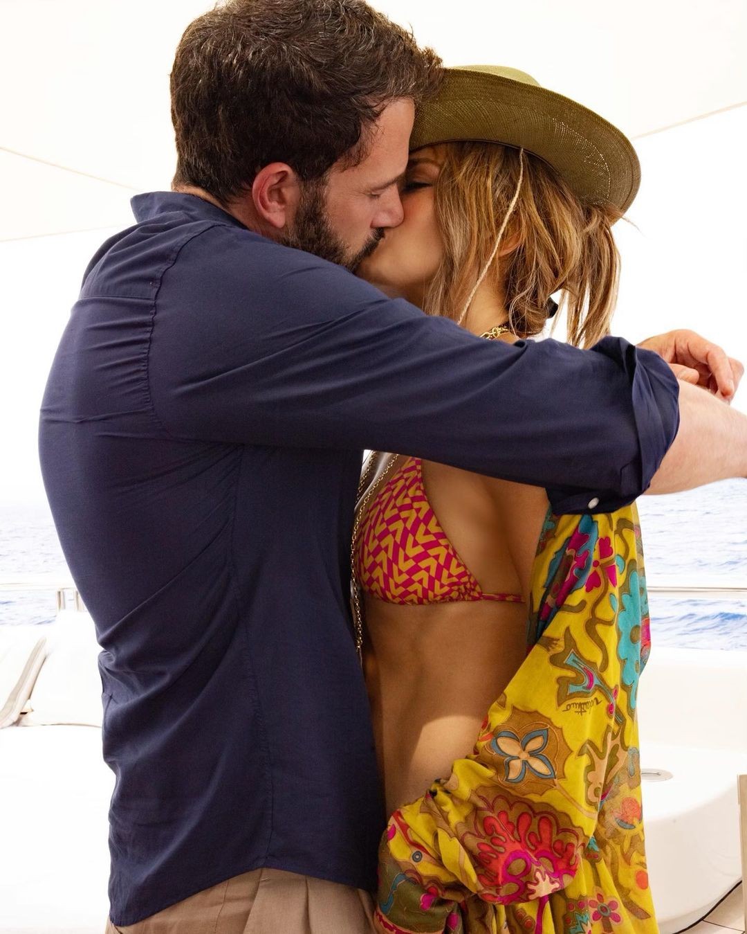 Jennifer Lopez e Ben Affleck se beijam (Foto: Reprodução/Instagram)