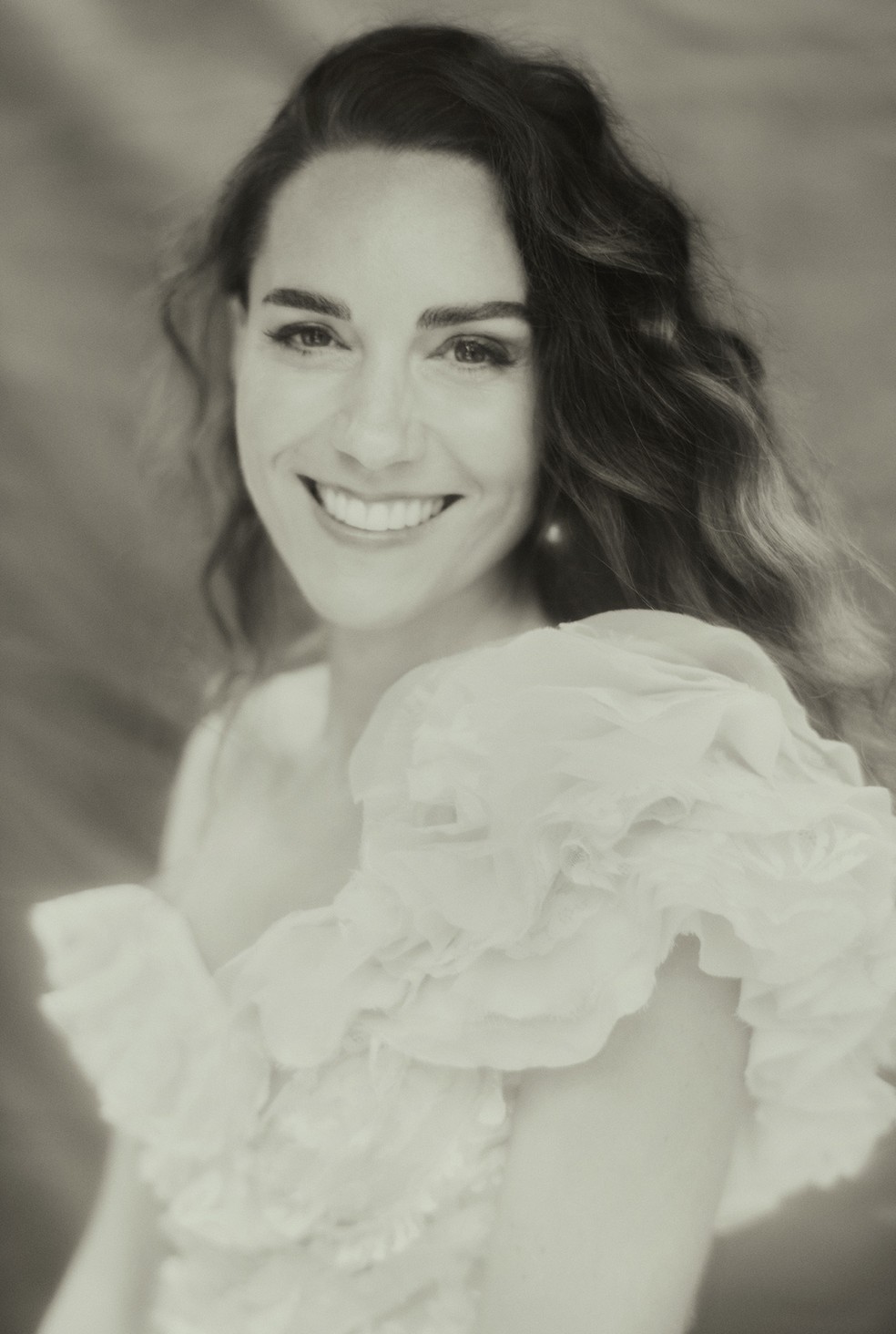 Kate Middleton, duquesa de Cambridge, em foto divulgada pelo Palácio de Kensington no sábado (8), véspera de seu aniversário de 40 anos. A foto é uma das três que ficarão expostas de forma permanente na Galeria Nacional de Retratos, em Londres. — Foto: Paolo Roversi/Kensington Palace via AP