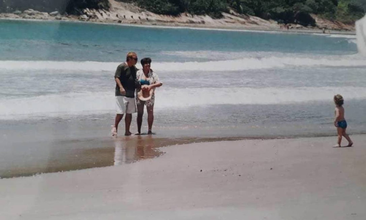 Gugu e Rose na praia, com o filho João Augusto Foto: Arquivo Pessoal / Rose Miriam