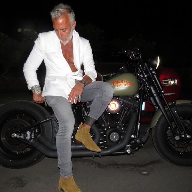 Como todo bom milionário, ele é apaixonado por motocicletas potentes (Foto: Reprodução/Instagram)