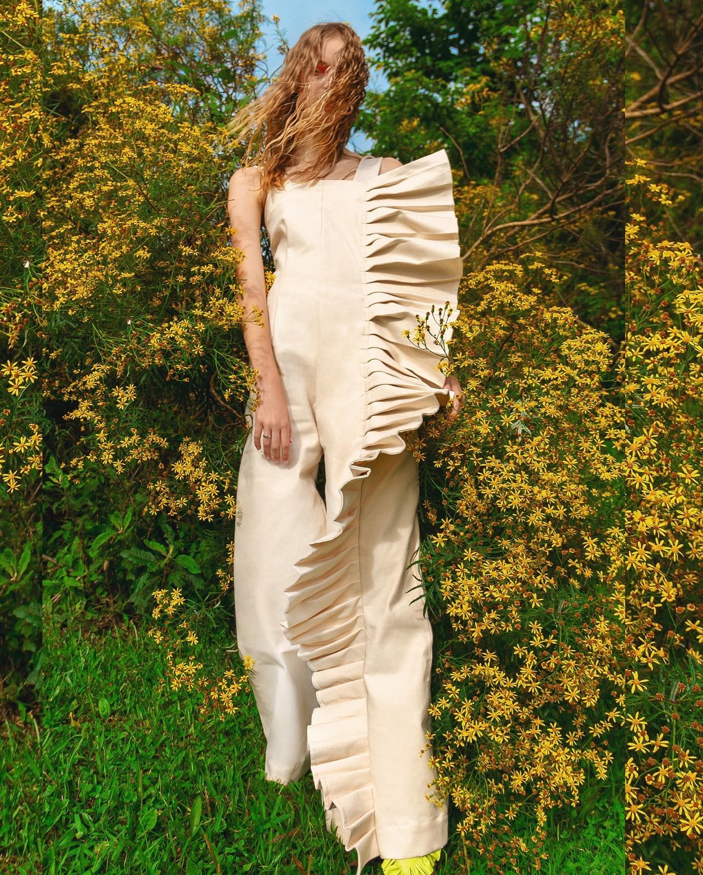 A marca homônima Chaouiche apresenta em suas coleções muitos drapeados, cores efervescentes e versatilidade no uso de tecidos e desenhos de silhuetas (Foto: Reprodução @chaouiche)