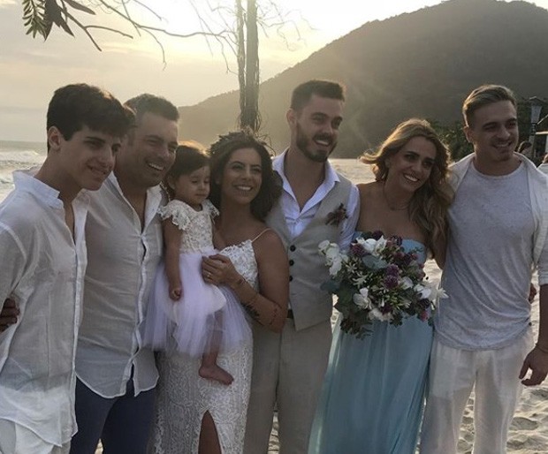 Luigi Baricelli e Andréia Baricelli com os três filhos, o genro Henrique Tomaz e a neta (Foto: Reprodução/Instagram) Luigi Baricelli e Andréia Baricelli com os três filhos, o genro Henrique Tomaz e a neta (Foto: Reprodução/Instagram)