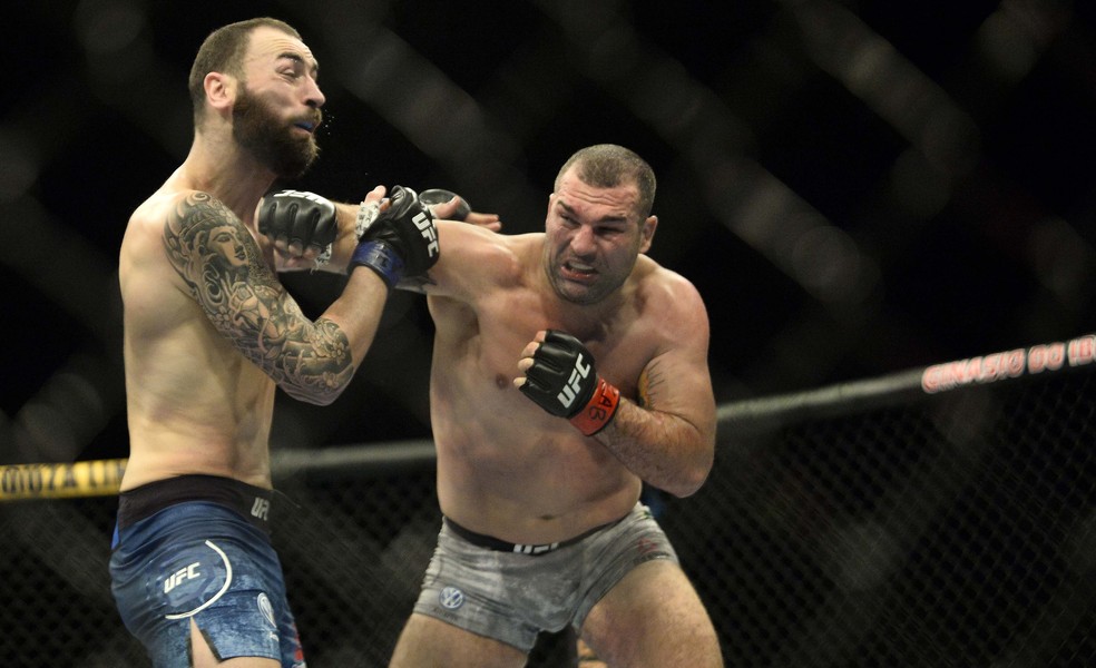 Mauricio Shogun golpeia Paul Craig no UFC São Paulo — Foto: Marcos Ribolli