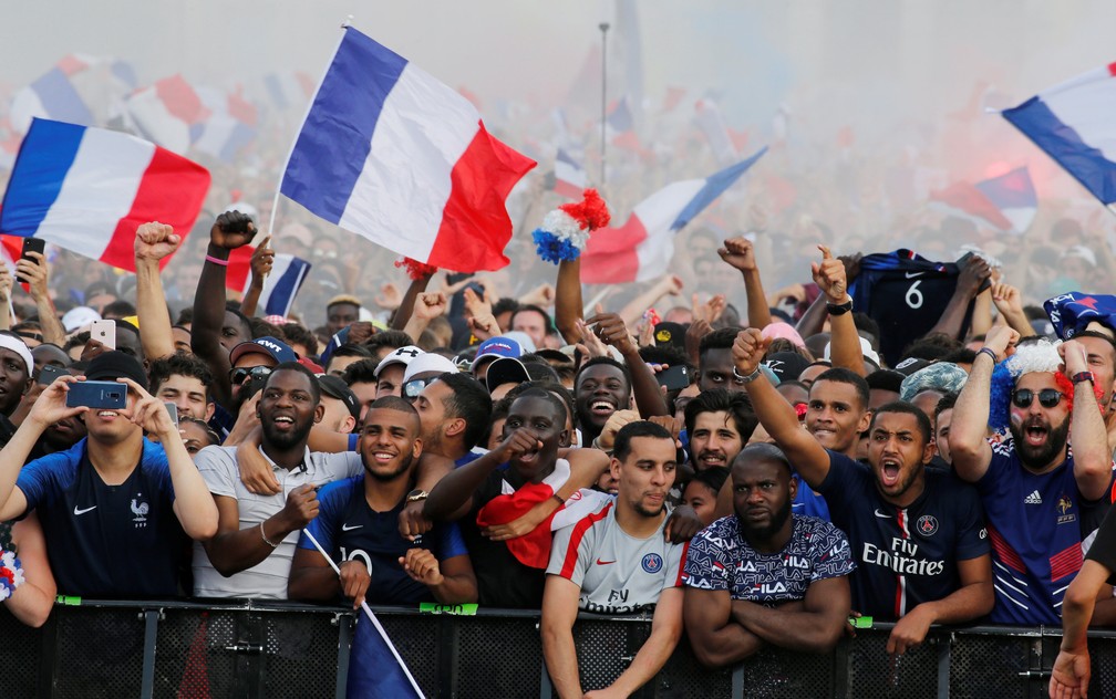 Torcedores da França comemoram em Paris (Foto: Reuters)