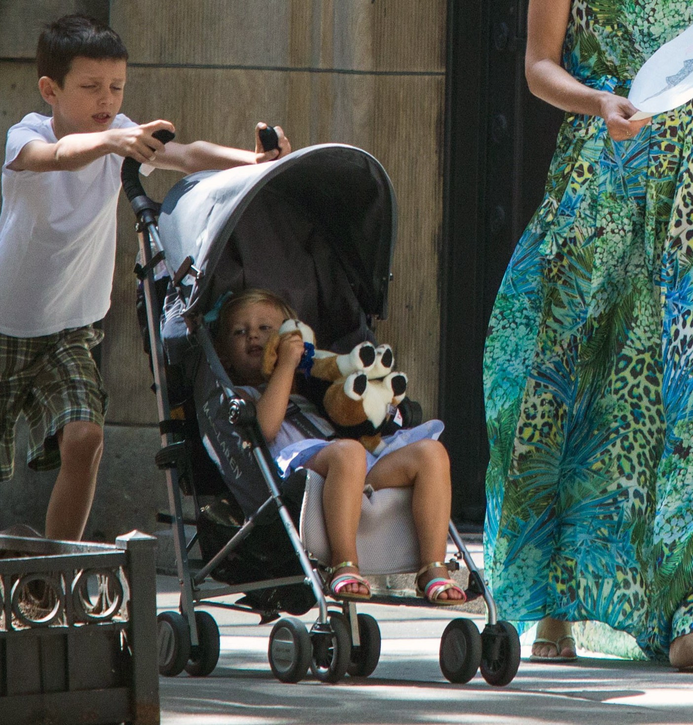 Gisele Bündchen passeia com Tom Brady e filhos em Nova York (Foto: Divulgação)