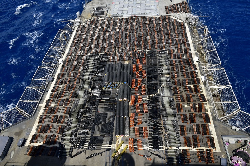 Milhares de armas são exibidas a bordo do USS Monterey, da Marinha dos EUA, após apreensão no Mar da Arábia — Foto: Marinha dos EUA via Reuters