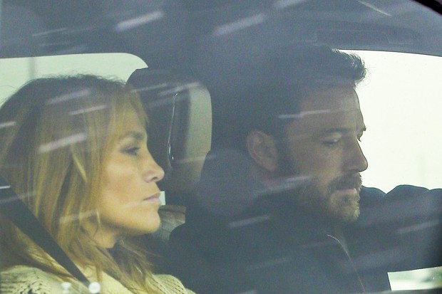 Montana, MT  - *PREMIUM EXCLUSIVE* Ben Affleck and Jennifer Lopez are spotted driving to the airport together in Montana on Mother (Foto: Backgrid/ Grosby Group)