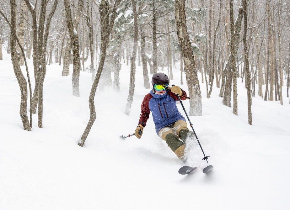 Esquiador desliza pelas pistas cheias de neve da estação do Stowe Mountain Resort, em Velmont