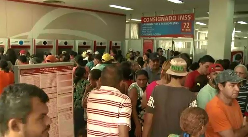 Bancos ficaram lotados no último dia para comprovação de prova de vida do INSS, em foto de fevereiro de 2018 — Foto: Reprodução/Rede Amazônica Acre