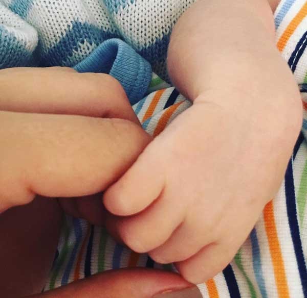 Fernanda Rodrigues mostra a mãozinha do filho Bento (Foto: Reprodução/Instagram)