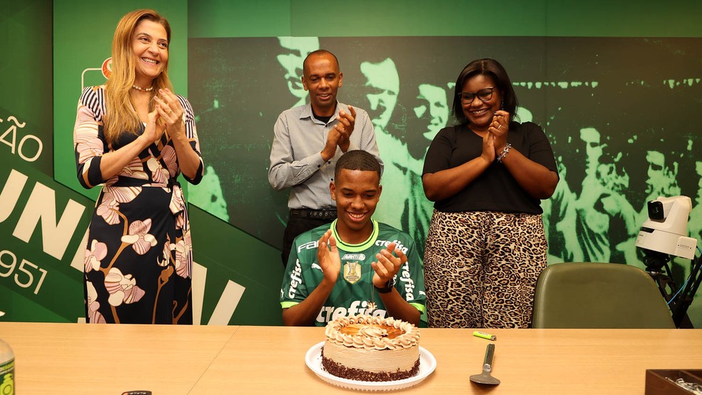 Leila Pereira, presidente do Palmeiras, Estev�o e seus pais na assinatura do primeiro contrato profissional � Foto: Divulga��o/Palmeiras