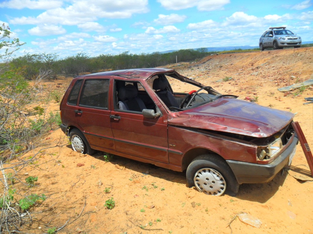 Buraco causa acidente com morte na PE-336 em Inajá, segundo a Polícia Civil (Foto: Divulgação/ Polícia Civil)
